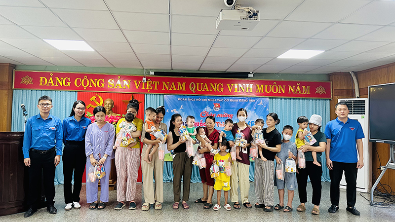 Các chi đoàn cơ sở trực thuộc Đoàn các cơ quan Đảng tỉnh tặng quà cho các bệnh nhi, nhân dịp Quốc tế Thiếu nhi 1/6.