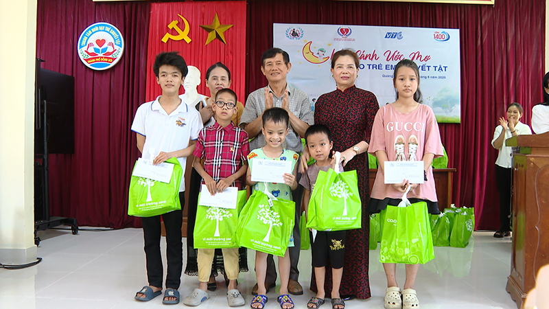 Trao học bổng cho các học sinh khuyết tật.