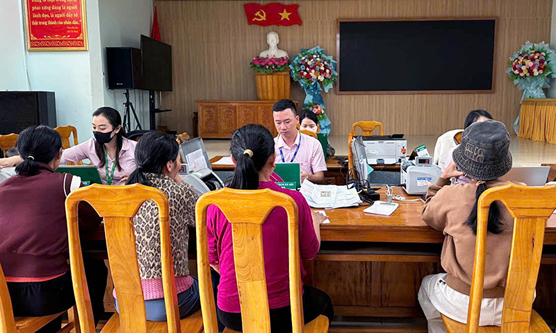 Phòng Giao dịch Ngân hàng Chính sách xã hội huyện Quảng Ninh chuyển tải kịp thời nguồn vốn ưu đãi đến với người dân.
