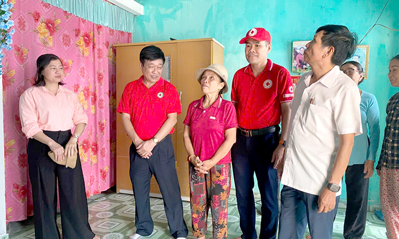 Bà Lê Thị Bé ở thôn Tân Hải, xã Ngư Thủy Bắc (Lệ Thủy) vừa được bàn giao đưa vào sử dụng ngôi nhà mới sạch đẹp.