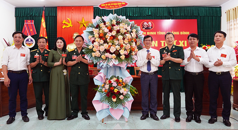 Đại diện Đảng bộ các cơ quan Đảng tỉnh tặng hoa chúc mừng đại hội. 