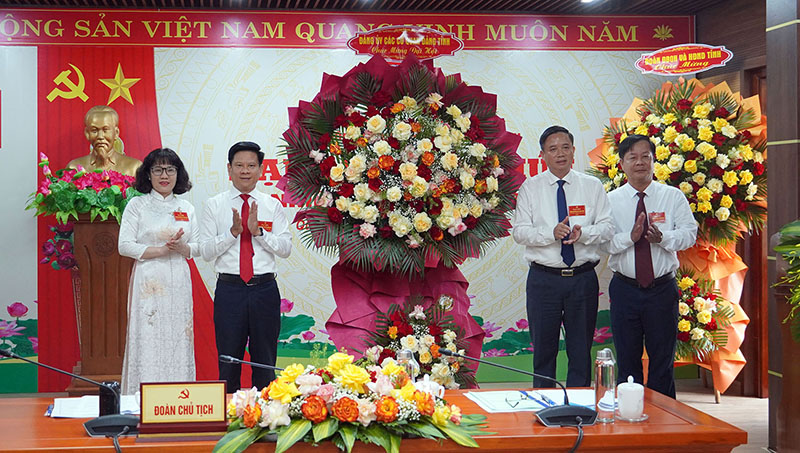 Đồng chí Phạm Tiến Nam, Tỉnh ủy viên, Phó Bí thư Đảng ủy các cơ quan Đảng tỉnh tặng hoa chúc mừng đại hội