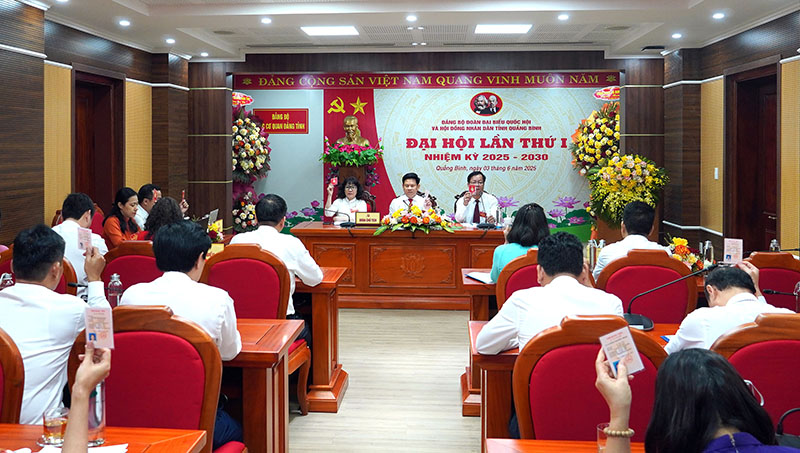 Đại biểu biểu quyết thông qua Nghị quyết đại hội