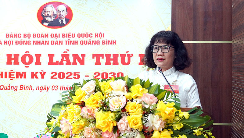 Đồng chí Nguyễn Thị Mai, Phó Bí thư Đảng ủy, Chánh Văn phòng Đoàn ĐBQH và HĐND tỉnh  báo cáo kết quả phiên trù bị