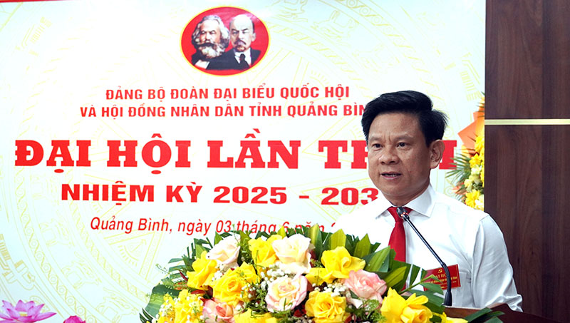 Đồng chí Lê Vĩnh Thế, Tỉnh ủy viên, Phó Chủ tịch HĐND tỉnh, Bí thư Đảng ủy Đoàn ĐBQH và HĐND tỉnh trình bày diễn văn đại hội