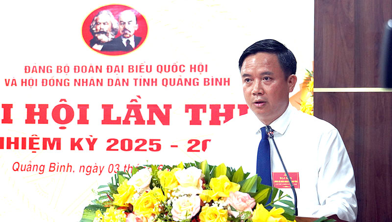 Đồng chí Phạm Tiến Nam, Tỉnh ủy viên, Phó Bí thư Đảng ủy các cơ quan Đảng tỉnh phát biểu chỉ đạo tại đại hội