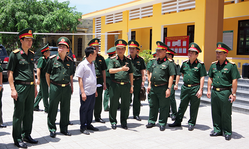 Đoàn công tác tiến hành kiểm tra các vị trí dự kiến bố trí trụ sở làm việc và nơi ăn ở, sinh hoạt của Ban Chỉ huy khu vực phòng thủ tại huyện Quảng Ninh.