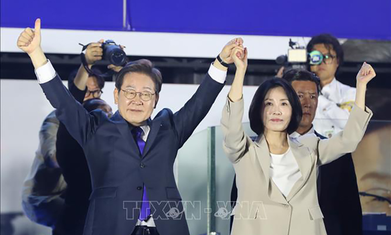 Ông Lee Jae-myung (trái) mừng chiến thắng sau khi đắc cử Tổng thống Hàn Quốc, tại Seoul, ngày 4/6/2025. Ảnh: YONHAP/TTXVN