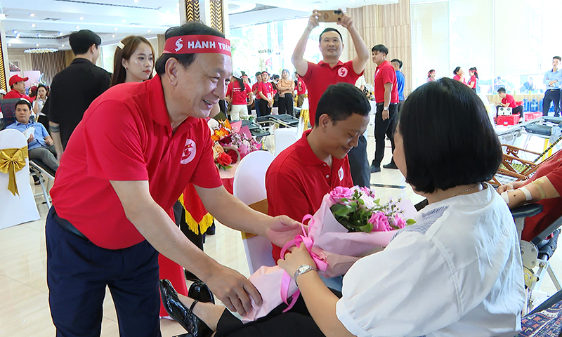 Đồng chí Phó Bí thư Thường trực Tỉnh ủy, Chủ tịch HĐND tỉnh Trần Hải Châu động viên các tình nguyện viên tham gia hiến máu.