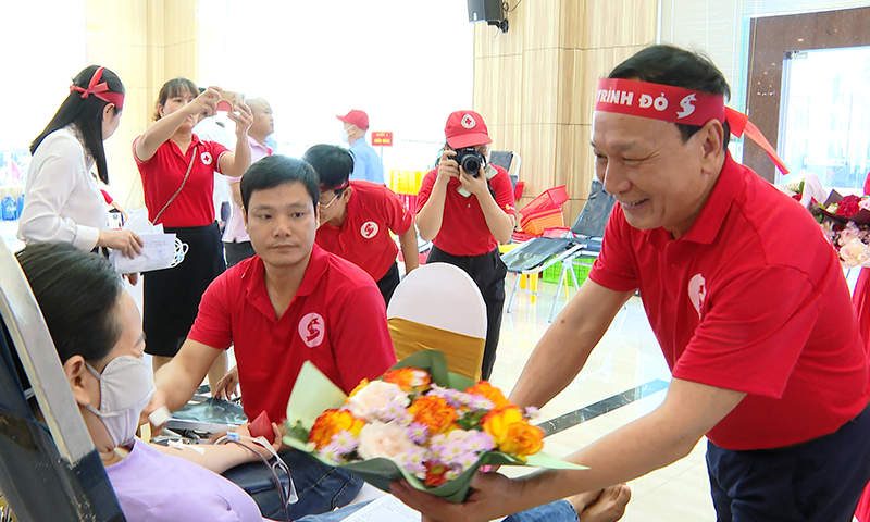 Đồng chí Phó Bí thư Thường trực Tỉnh ủy, Chủ tịch HĐND tỉnh Trần Hải Châu động viên các tình nguyện viên tham gia hiến máu.