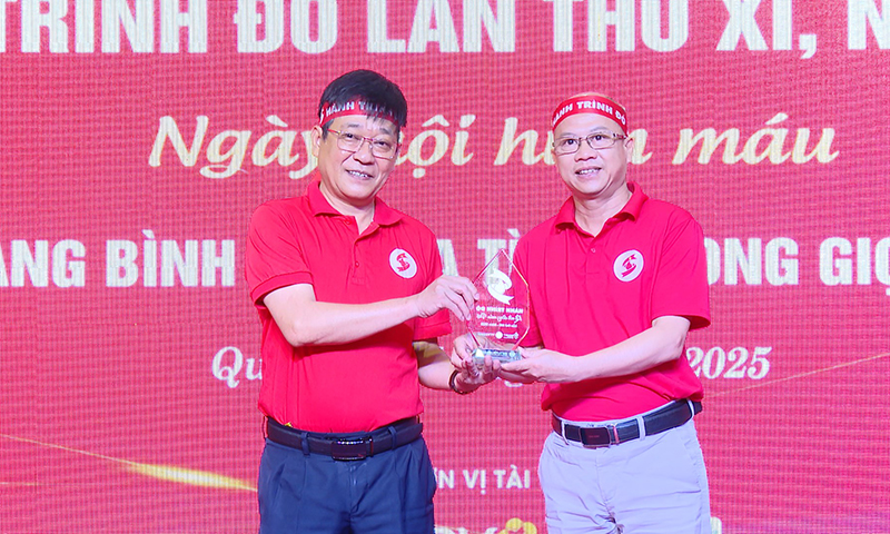 Đại diện Ban tổ chức “Hành trình đỏ” Trung ương trao tặng biểu trưng cho Ban Chỉ đạo vận động hiến máu tình nguyện tỉnh. 