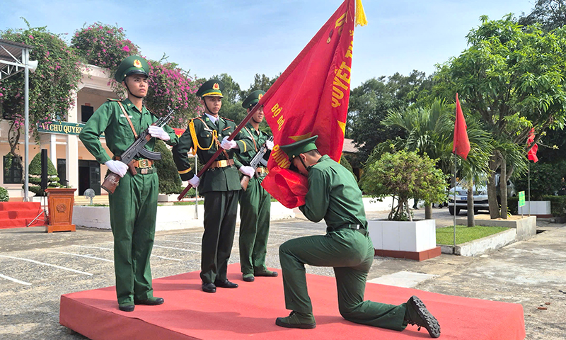 Chiến sĩ mới thực hiện nghi thức tuyên thệ.