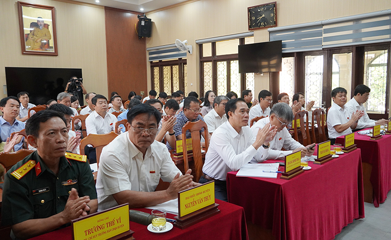 Các đại biểu tham dự kỳ họp.