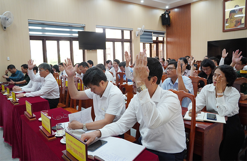 Các đại biểu biểu quyết thông qua các dự thảo nghị quyết.