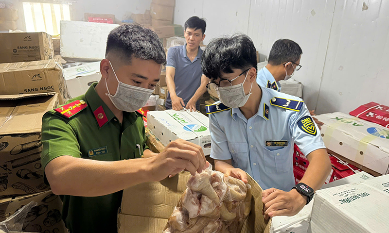 Lực lượng chức năng phát hiện gần 4 tạ thực phẩm đông lạnh các loại nhập lậu.