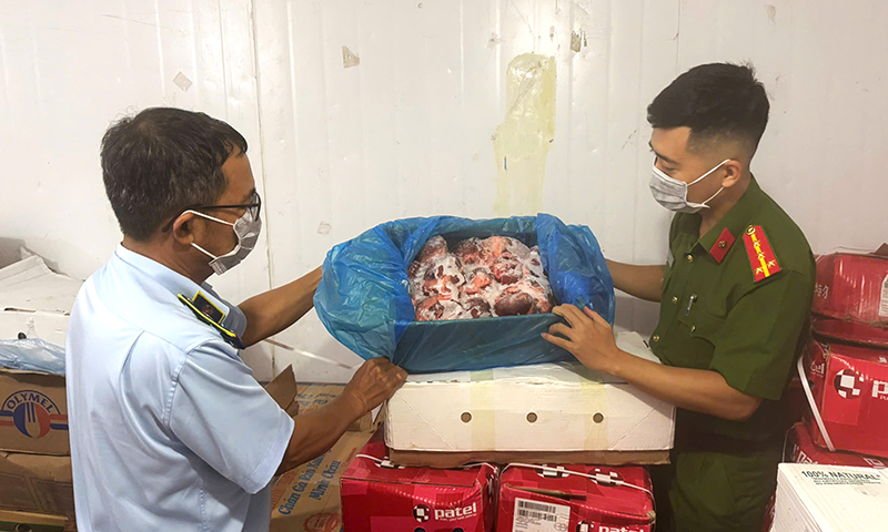 Tại thời điểm kiểm tra, chủ cơ sở không xuất trình được hóa đơn, chứng từ chứng minh nguồn gốc hợp pháp của số hàng đông lạnh.