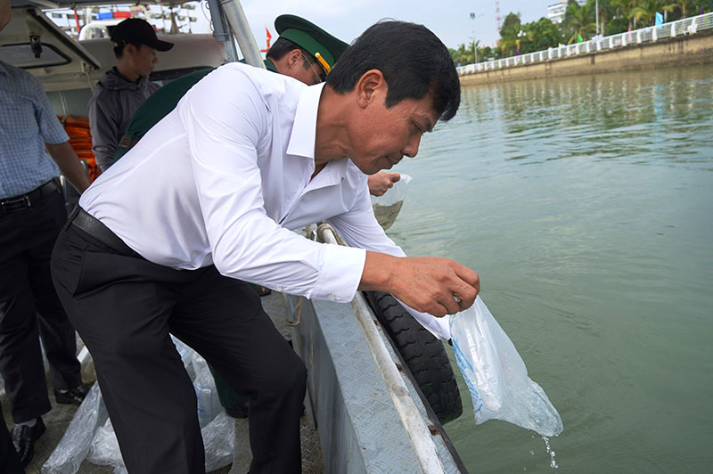 Các đại biểu thả giống tôm sú trên sông Nhật Lệ.