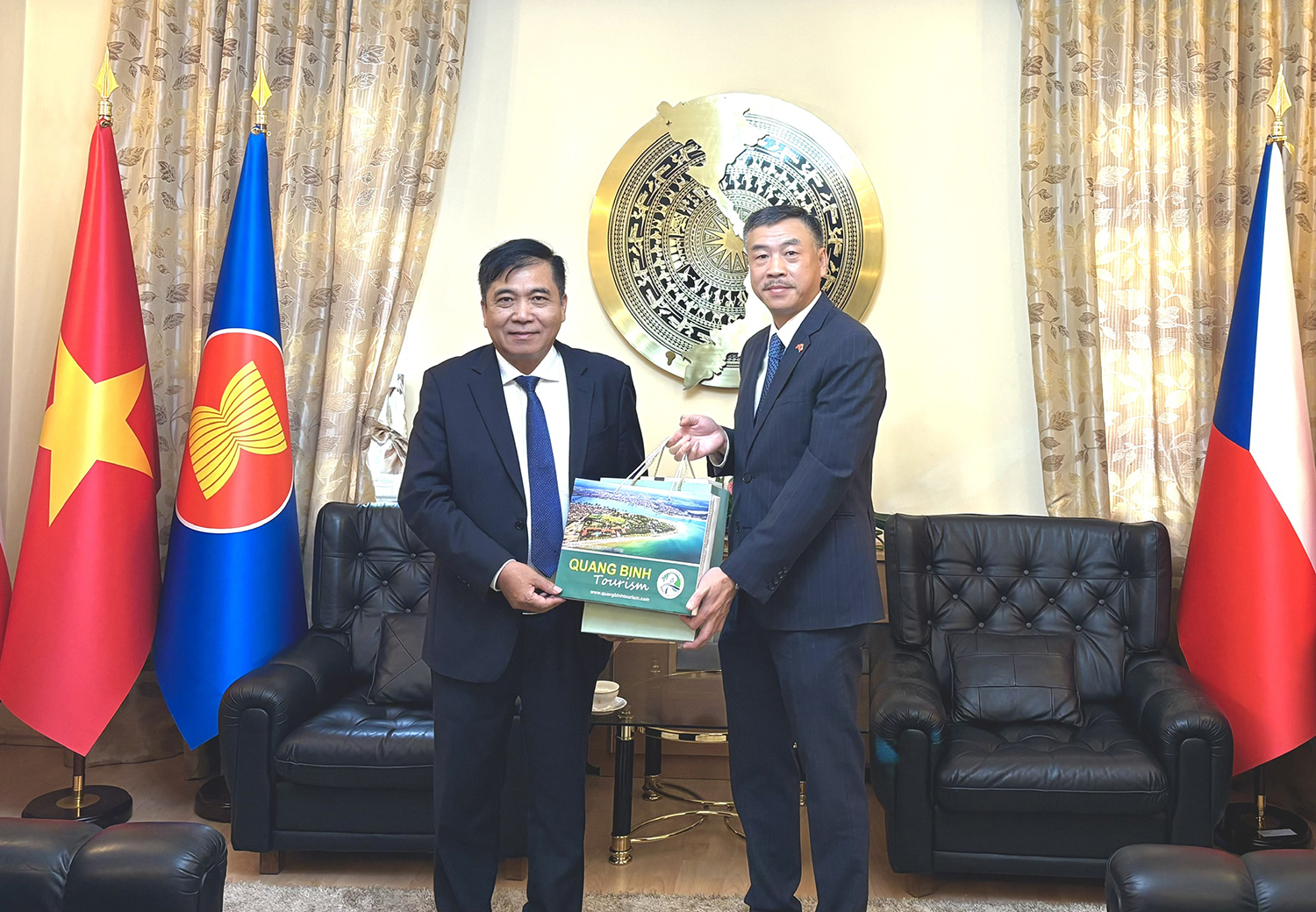 Đồng chí Phó Chủ tịch UBND tỉnh Đoàn Ngọc Lâm cùng đại diện Đại sứ quán Việt Nam tại Cộng hoà Séc.