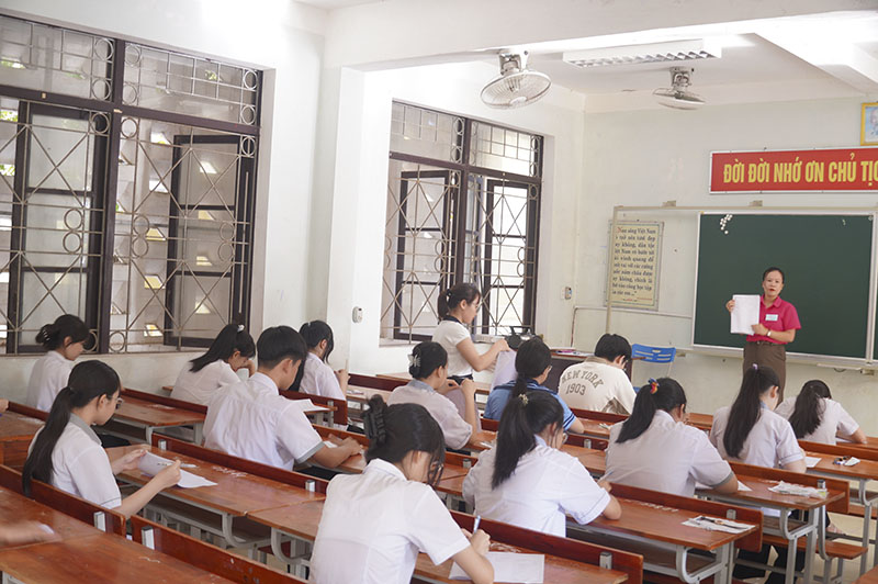 Mỗi buổi thi thí sinh đều được cán bộ coi thi phổ biến rát kỹ về quy chế thi
