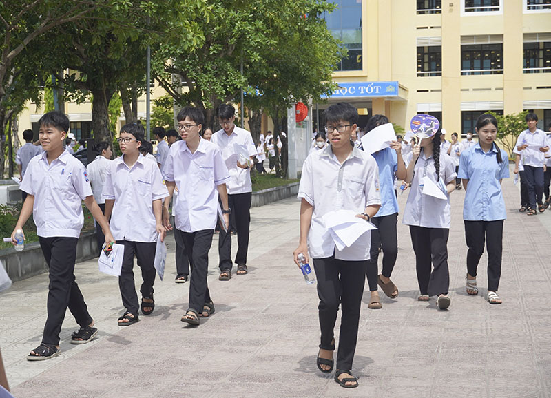 Thời tiết nắng gắt càng làm tăng thêm sức “nóng” của kỳ thi