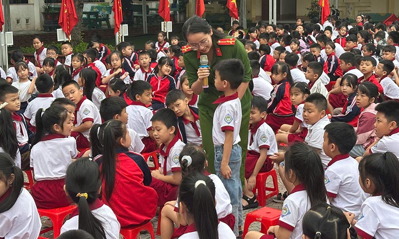  Học sinh tìm hiểu kiến thức về an toàn giao thông tại buổi sinh hoạt ngoại khóa trong năm học 2024-2025.