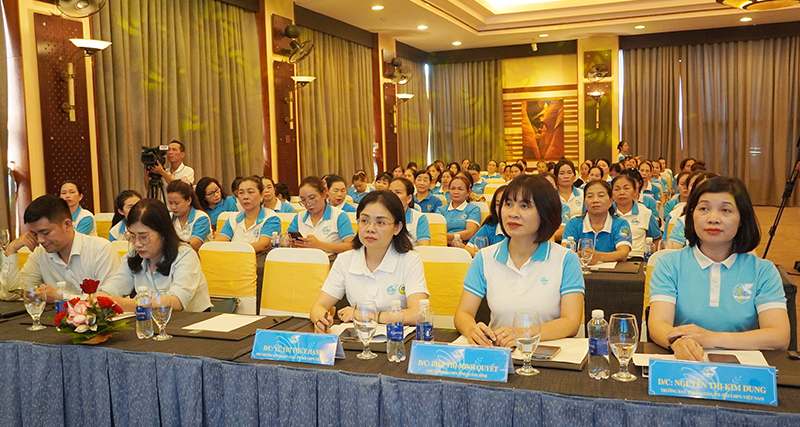 Các đại biểu tham dự lễ mít tinh.