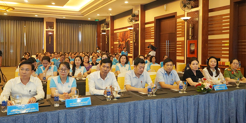 Các đại biểu tham dự lễ mít tinh.