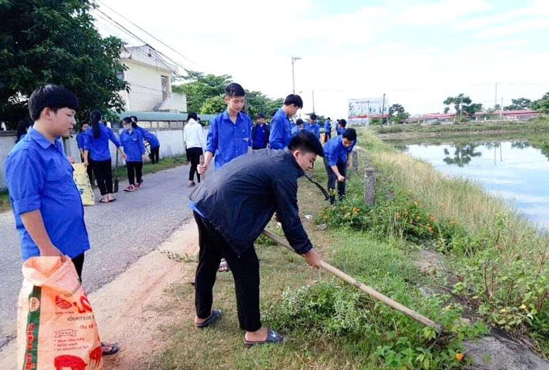 Thế hệ trẻ xã Lộc Ninh chung tay xây dựng nông thôn mới.