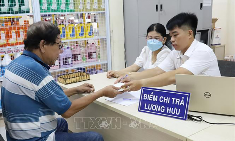 Chi trả lương hưu cho người hưởng bằng tiền mặt.