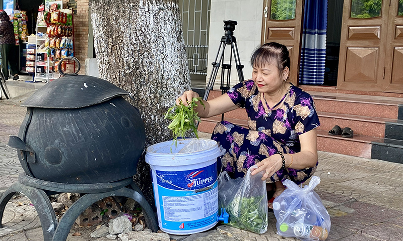Phân loại rác tại nguồn đã trở thành thói quen hàng ngày của bà Cao Thị Mai Huệ (TP. Đồng Hới).  