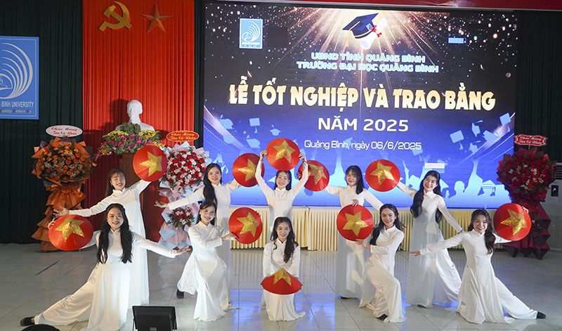 Một tiết mục văn nghệ chào mừng buổi lễ