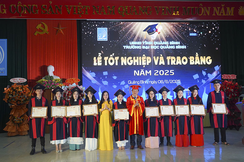 Đại diện lãnh đạo Trường ĐHQB khen thưởng cho sinh viên thủ khoa toàn khóa