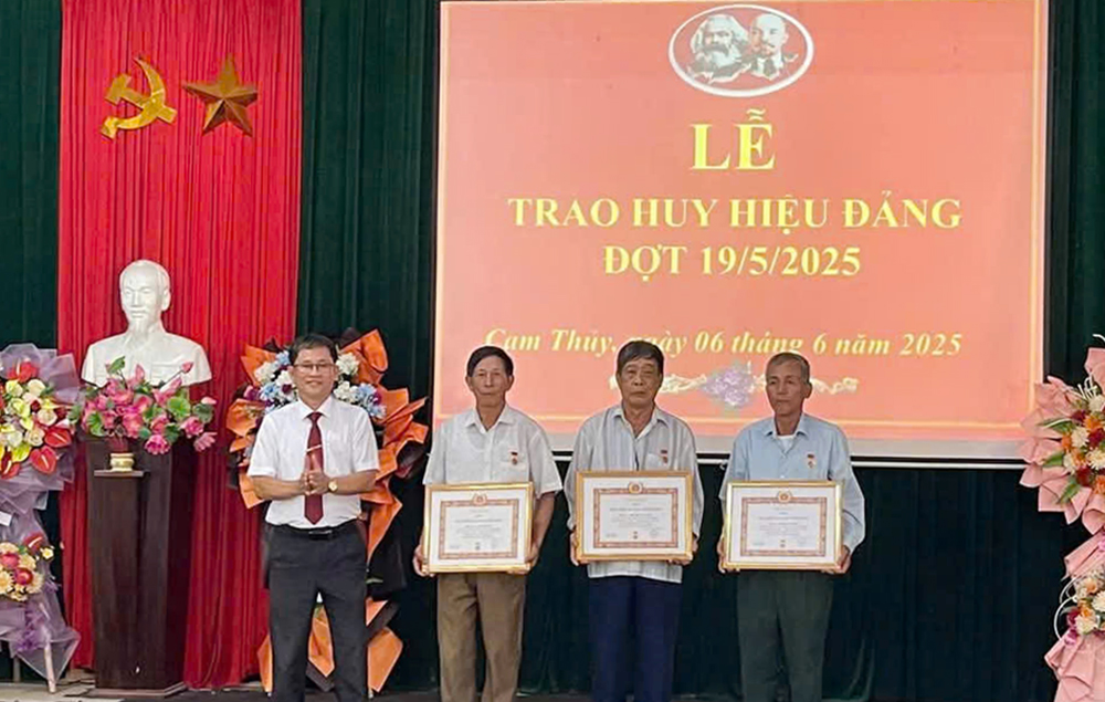  Trao tặng Huy hiệu Đảng cho các đảng viên tại Đảng bộ xã Cam Thủy.