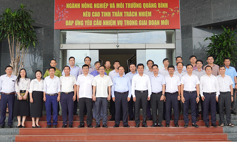 Các đại biểu chụp ảnh lưu niệm.