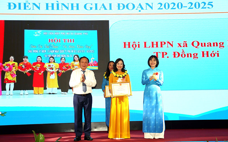 Phó Bí thư Thường trực Tỉnh ủy Trần Hải Châu cùng lãnh đạo Hội LHPN tỉnh tặng bằng khen cho các tập thể điển hình tiêu biểu giai đoạn 2020-2025.
