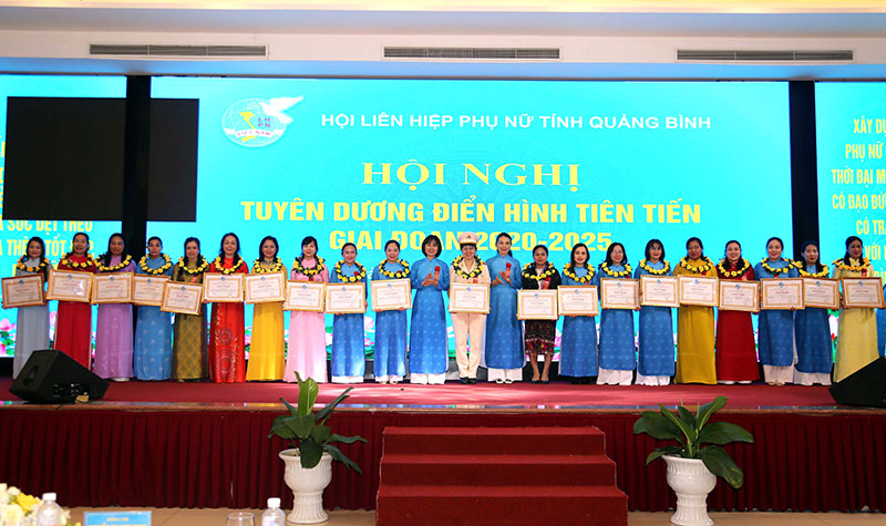 Hội LHPN tỉnh tặng bằng khen cho các tập thể, cá nhân điển hình tiêu biểu giai đoạn 2020-2025.