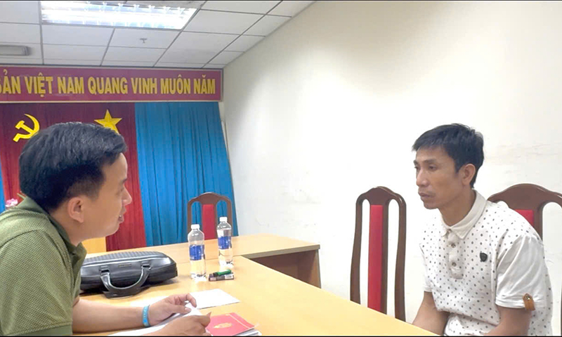 Đối tượng truy nã quốc tế Nguyễn Xuân Hòa (áo trắng).