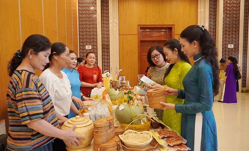 Các đại biểu tham quan các gian hàng trưng bày sản phẩm.