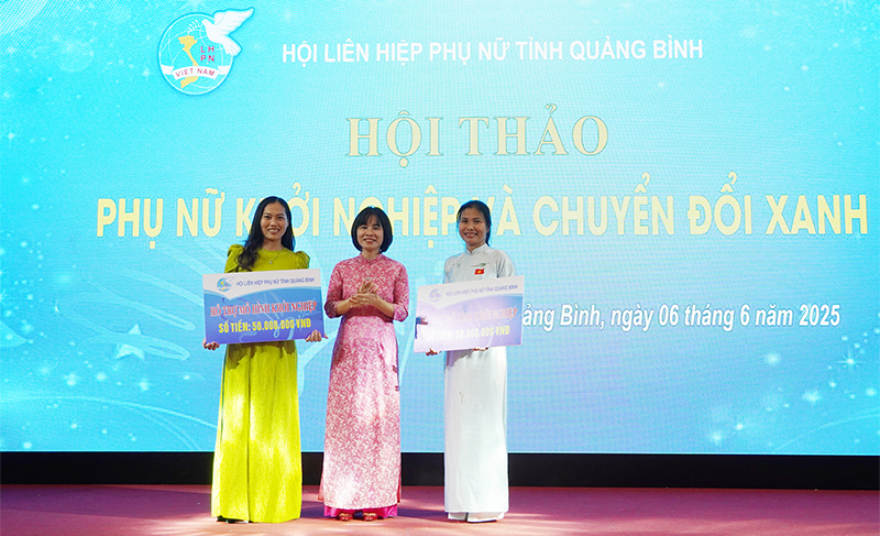 Đại diện lãnh đạo Hội LHPN tỉnh trao biển hỗ trợ mô hình khởi nghiệp năm 2025.