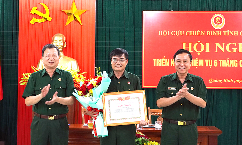 Lãnh đạo Hội CCB tỉnh trao bằng khen cho cá nhân có nhiều thành tích trong thực hiện nhiệm vụ từ năm 2019-2025.