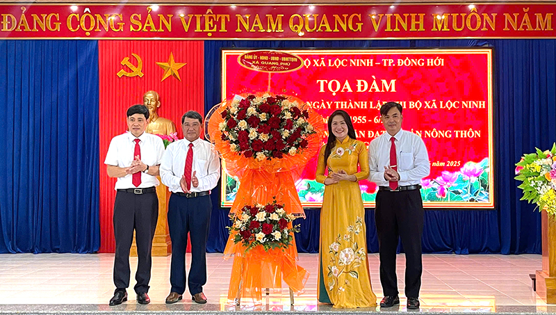Xã Quang Phú tặng hoa chúc mừng xã Lộc Ninh.