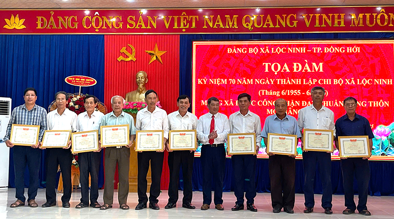 Đại diện lãnh đạo xã trao giấy khen tặng các tập thể.
