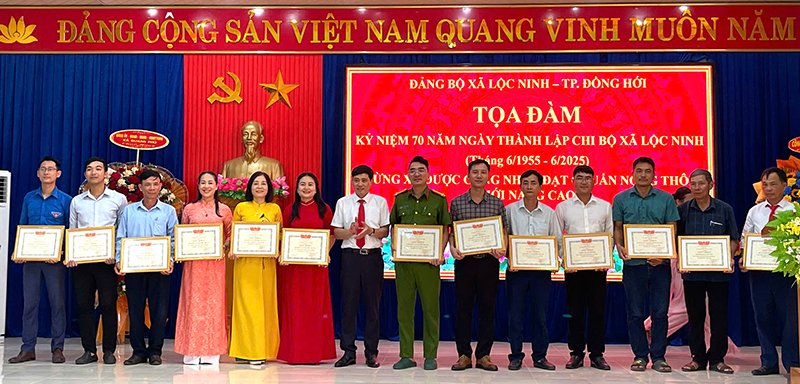 Đại diện lãnh đạo xã trao giấy khen tặng các cá nhân.