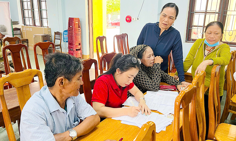 Hướng dẫn người dân đăng ký nhận lương hưu, trợ cấp BHXH qua tài khoản ngân hàng.