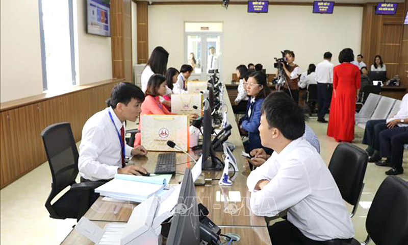 Người dân đến làm thủ tục hành chính tại Trung tâm Phục vụ hành chính công tỉnh Ninh Bình. Ảnh minh họa: Đức Phương/TTXVN