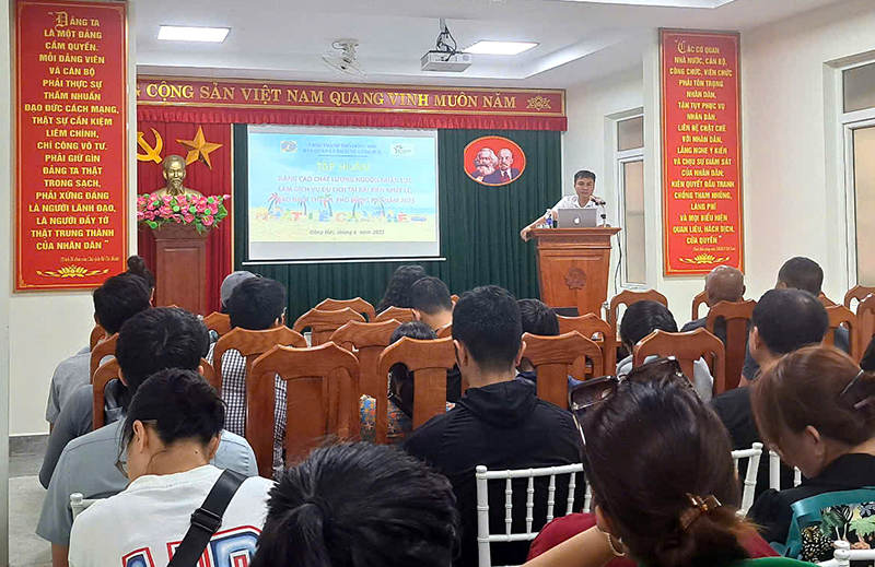 Lớp tập huấn thu hút trên 100 học viên tham gia.