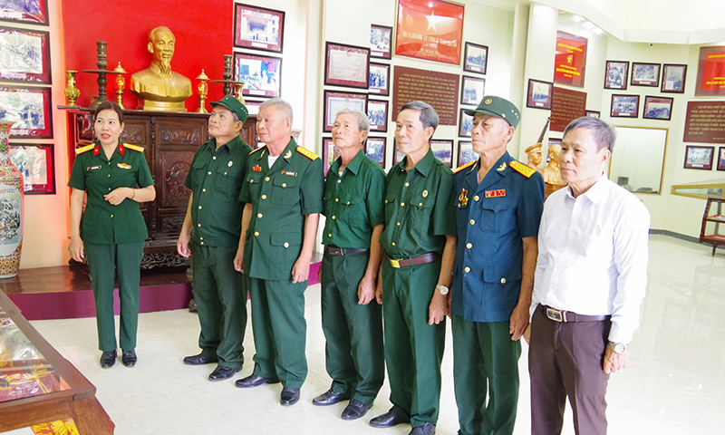 Cựu chiến binh Sư đoàn 324 tham quan Nhà truyền thống của sư đoàn.