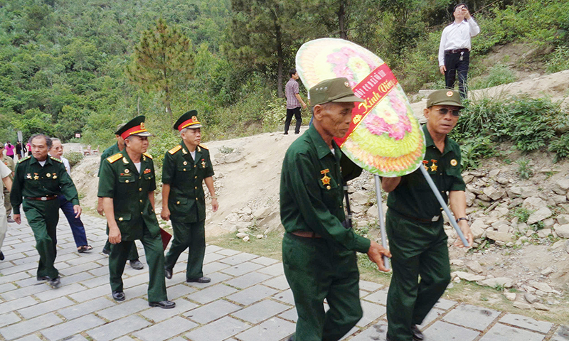 Nhân kỷ niệm 50 năm Ngày giải phóng miền Nam, thống nhất đất nước, cựu chiến binh Sư đoàn 324 dâng hương, viếng mộ Đại tướng Võ Nguyên Giáp, tại Vũng Chùa-Đảo Yến.