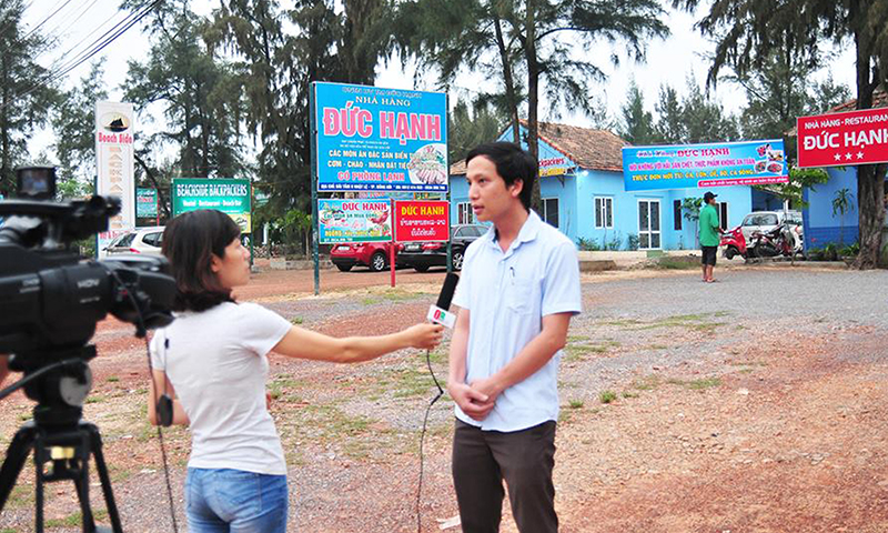 Phóng viên Báo Quảng Bình điện tử tác nghiệp ở thời điểm cá chết bất thường chưa rõ nguyên nhân, năm 2016.