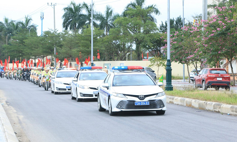 Lực lượng CSGT ra quân biểu dương lực lượng.